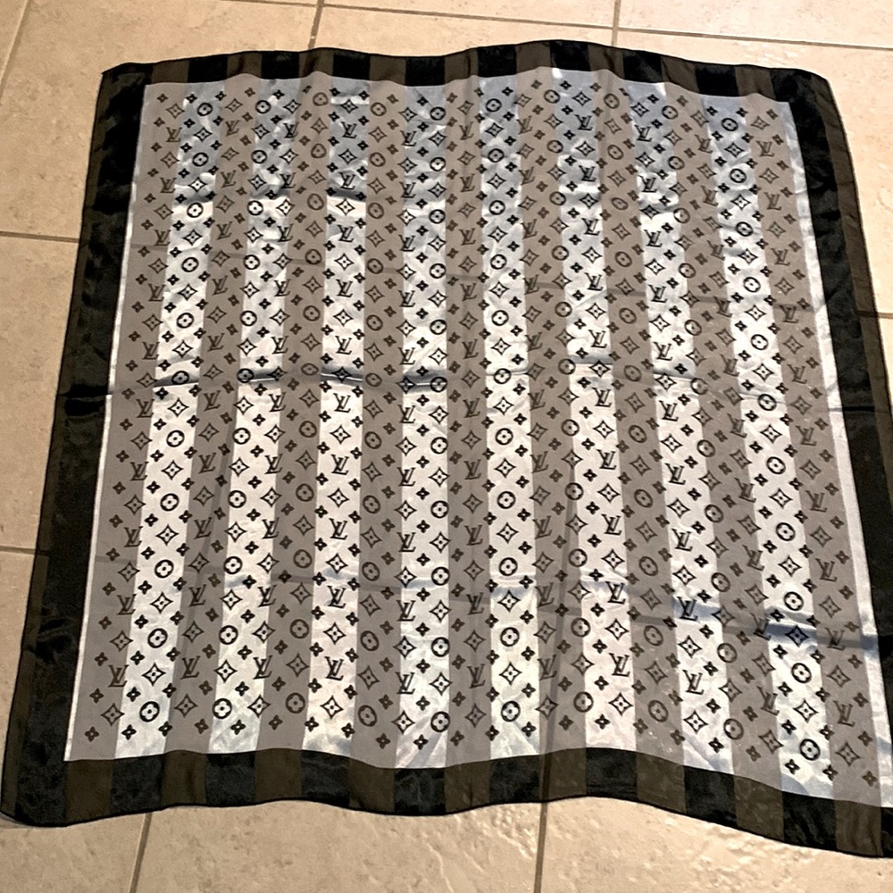 Louis Vuitton LV, silver black silk scarf Shaw, large 38 inch monogram fall